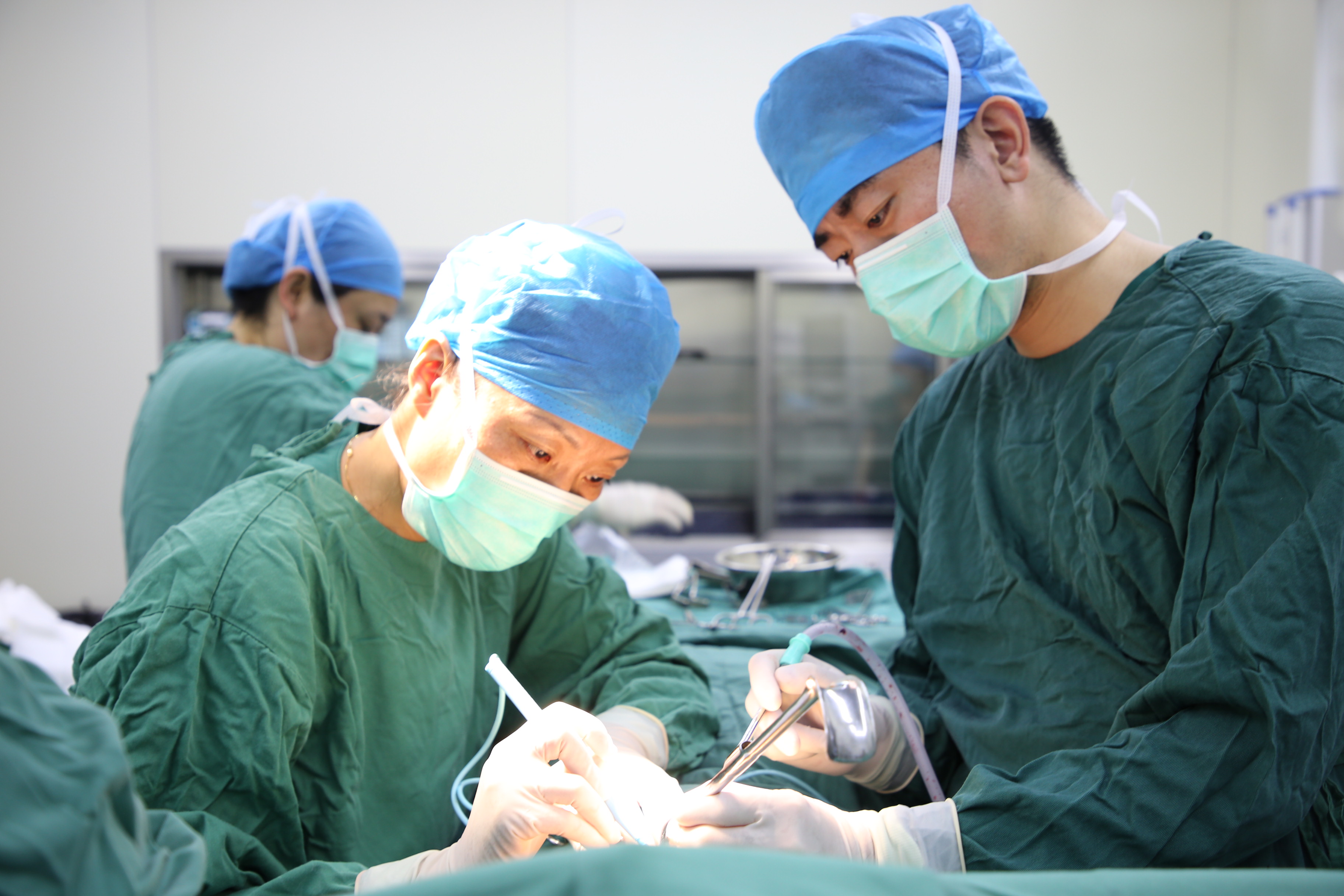 附属仁济医院乳腺外科首次实施腔镜下乳房重建术-上海交通大学医学院-新闻网